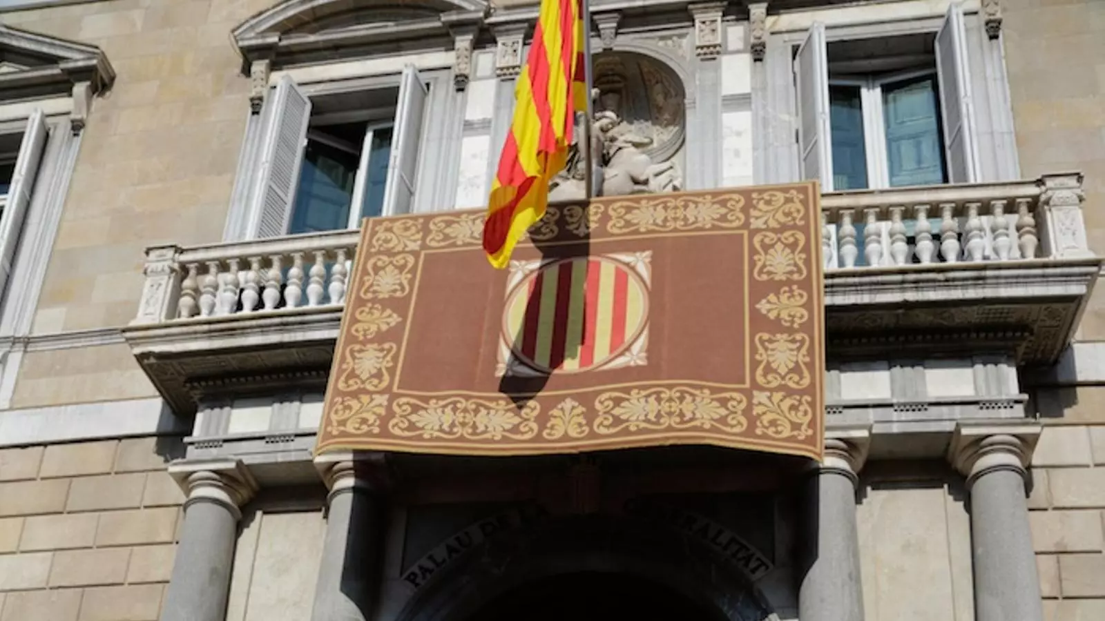 El president Artur Mas saluda la gent congregada a la plaça Sant Jaume, després de signar la convocatòria del 9-N. / CRISTINA CALDERER