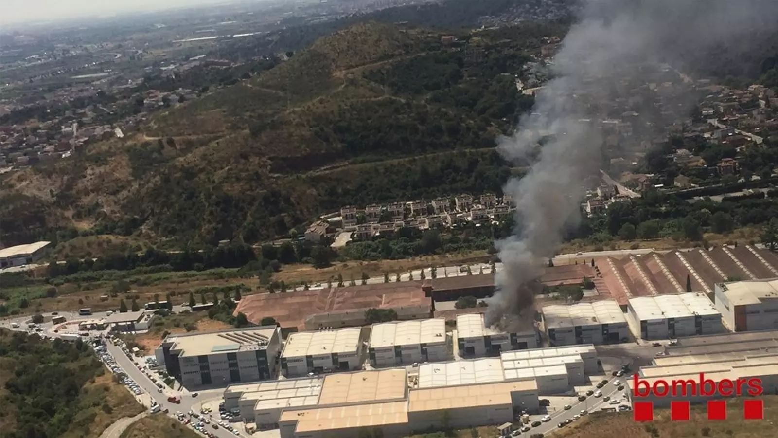Imatge aèria de l'incendi que afecta una empresa Parc Empresarial de Cervelló