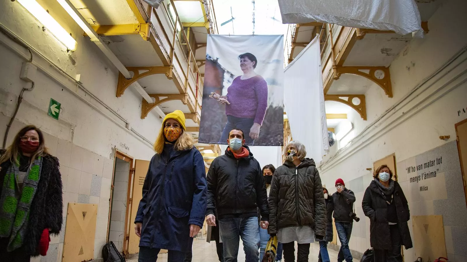 L'equip d''Encara hi ha algú al bosc' a la presó Model on hi ha l'exposició de fotos