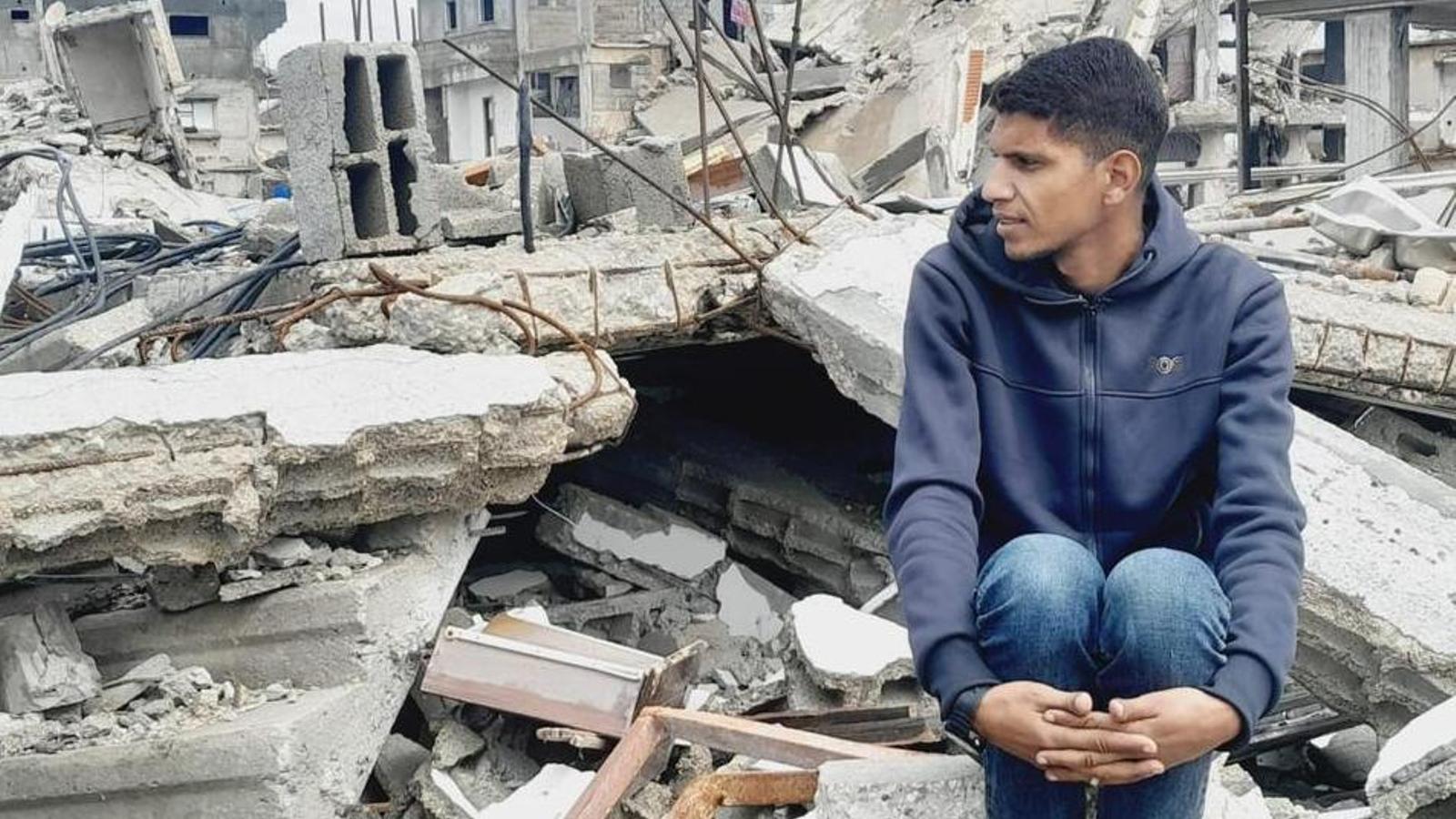 Kareem Saadeh frente a los restos de lo que fue su casa.