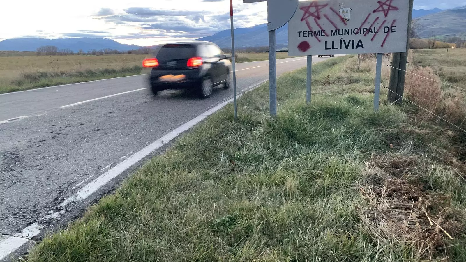 Un vehicle entrant al terme municipal de Llívia per la carretera de Ro i Sallagosa. / G.L.T.