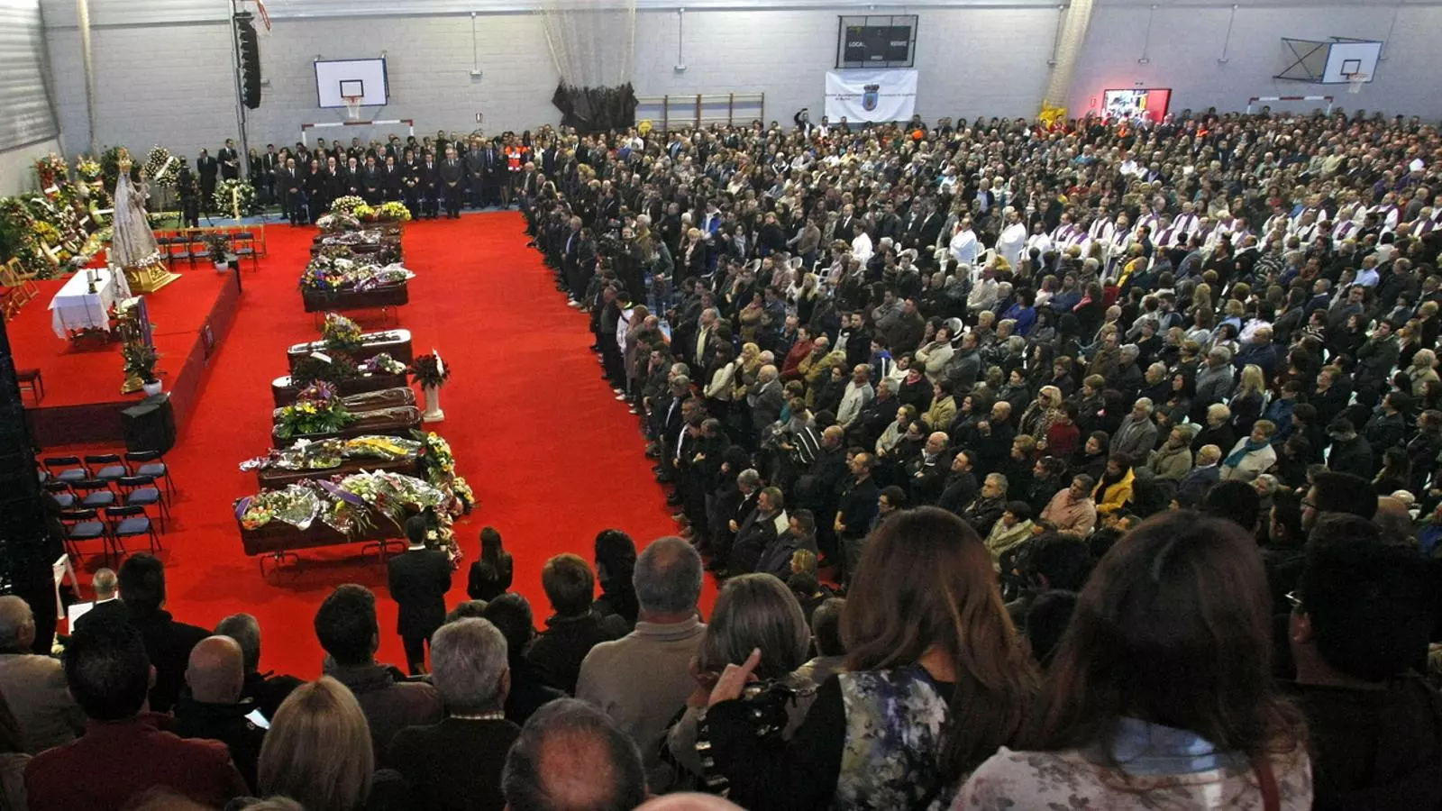 Vista del funeral que s'oficia a la localitat murciana de Bullas per a les catorze persones mortes la nit de dissabte passat en un accident d'autobús / EFE