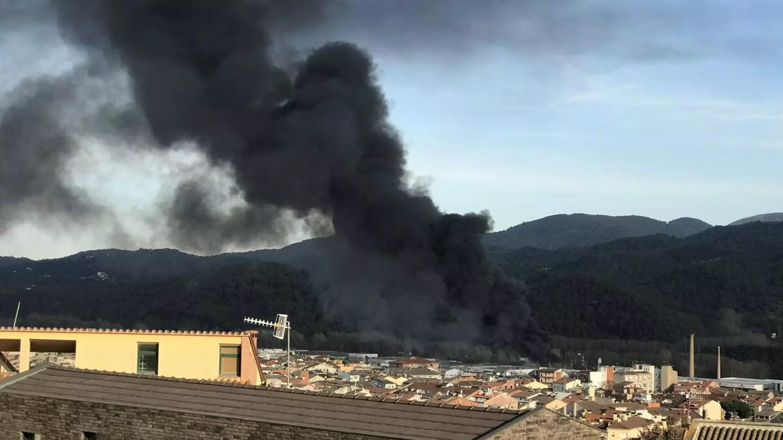 Una columna de foc negre surt del polígon Rec del Molí