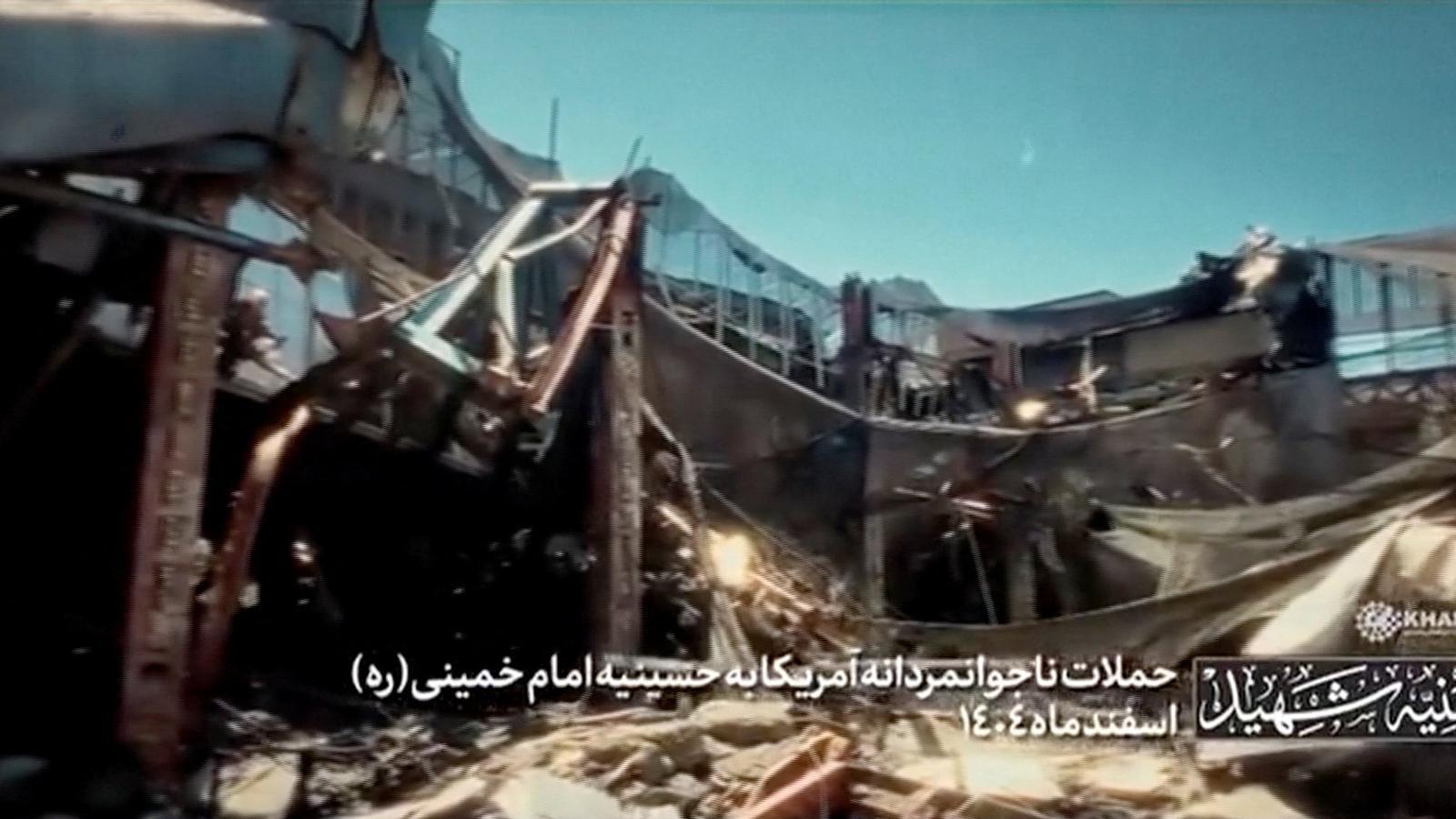 Daños en una parte de un edificio —que la Oficina del Líder Supremo de Irán identificó como el complejo del difunto Líder Supremo iraní, el ayatolá Ali Jamenei— después de los ataques aéreos israelíes y estadounidenses en Teherán (Irán); imagen extraída de un vídeo difundido el 8 de julio de 2026.