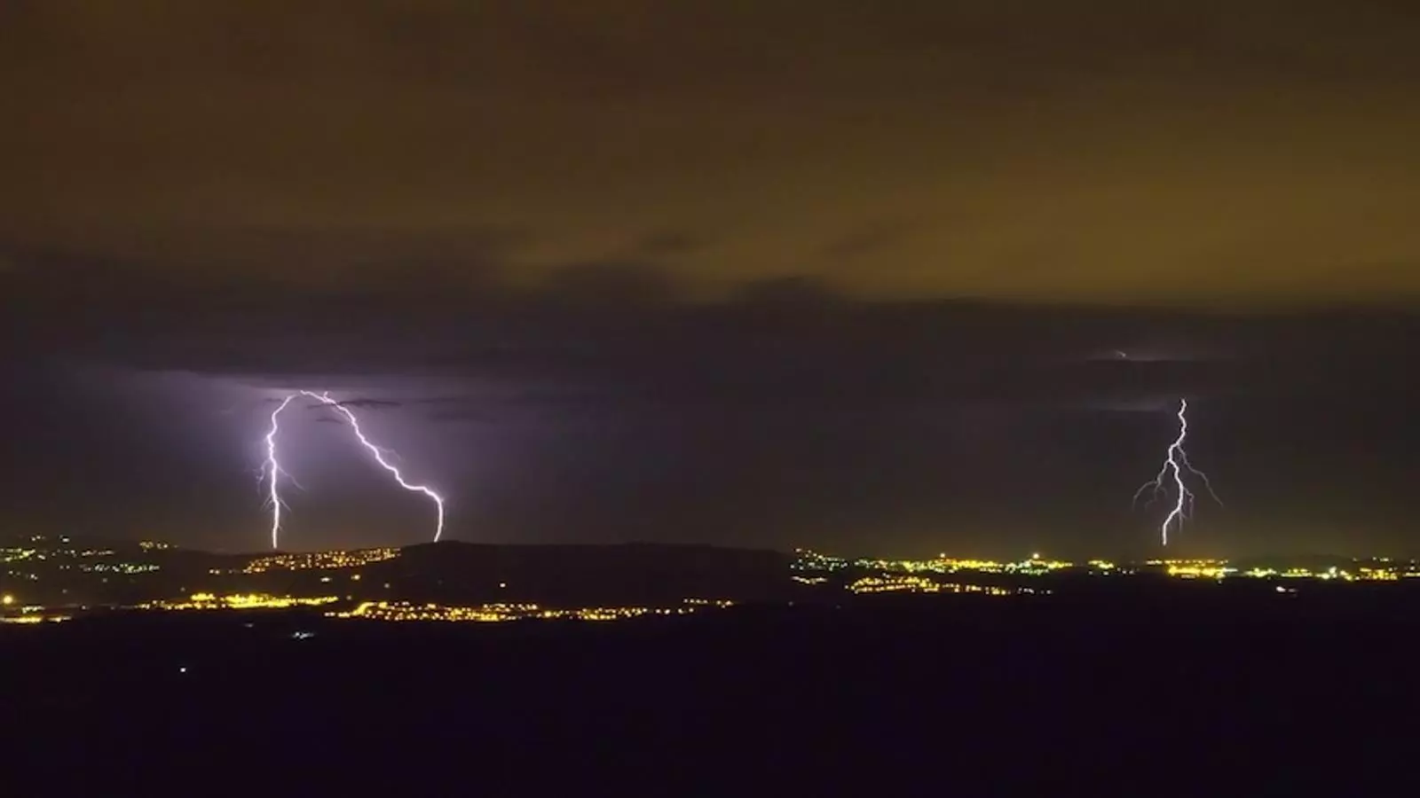 La tempesta d'aquesta nit vista des de Riudarenes / JAUME MOS