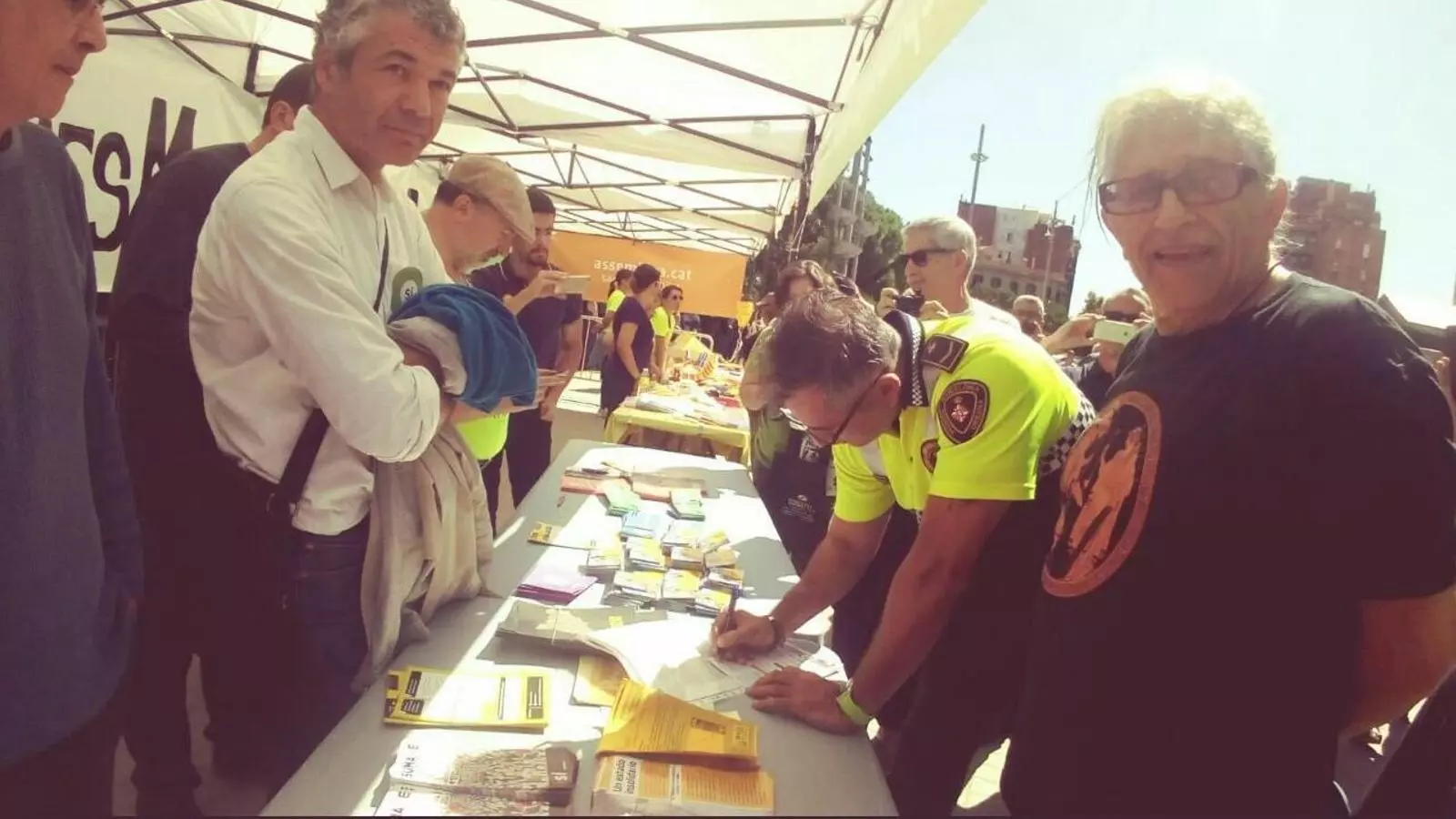 El secretari d'Immigració del Govern, Oriol Amorós, identificat per un agent de la Guàrdia Urbana