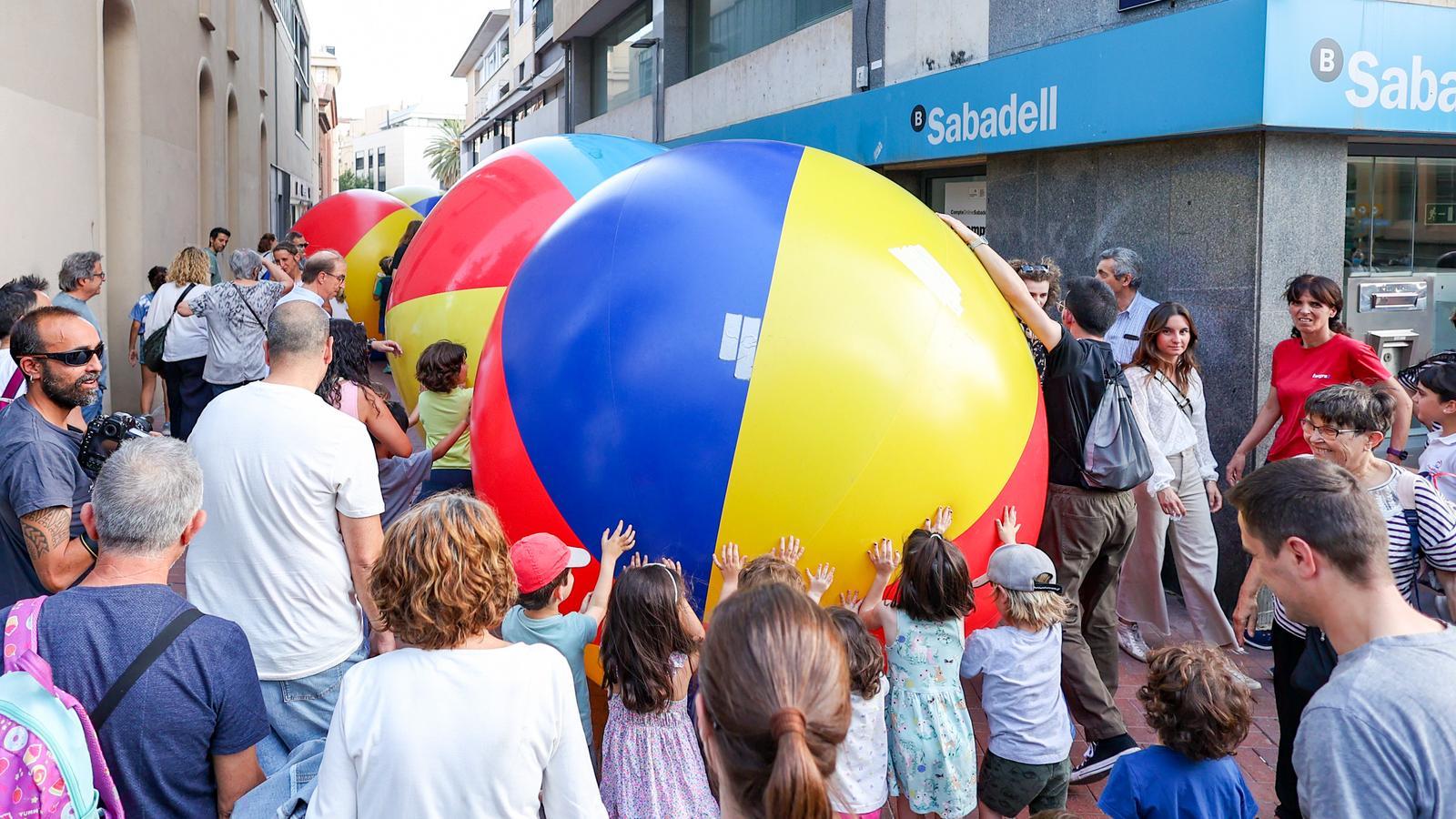 Moment de l'espectacle inaugural del festival Límbic