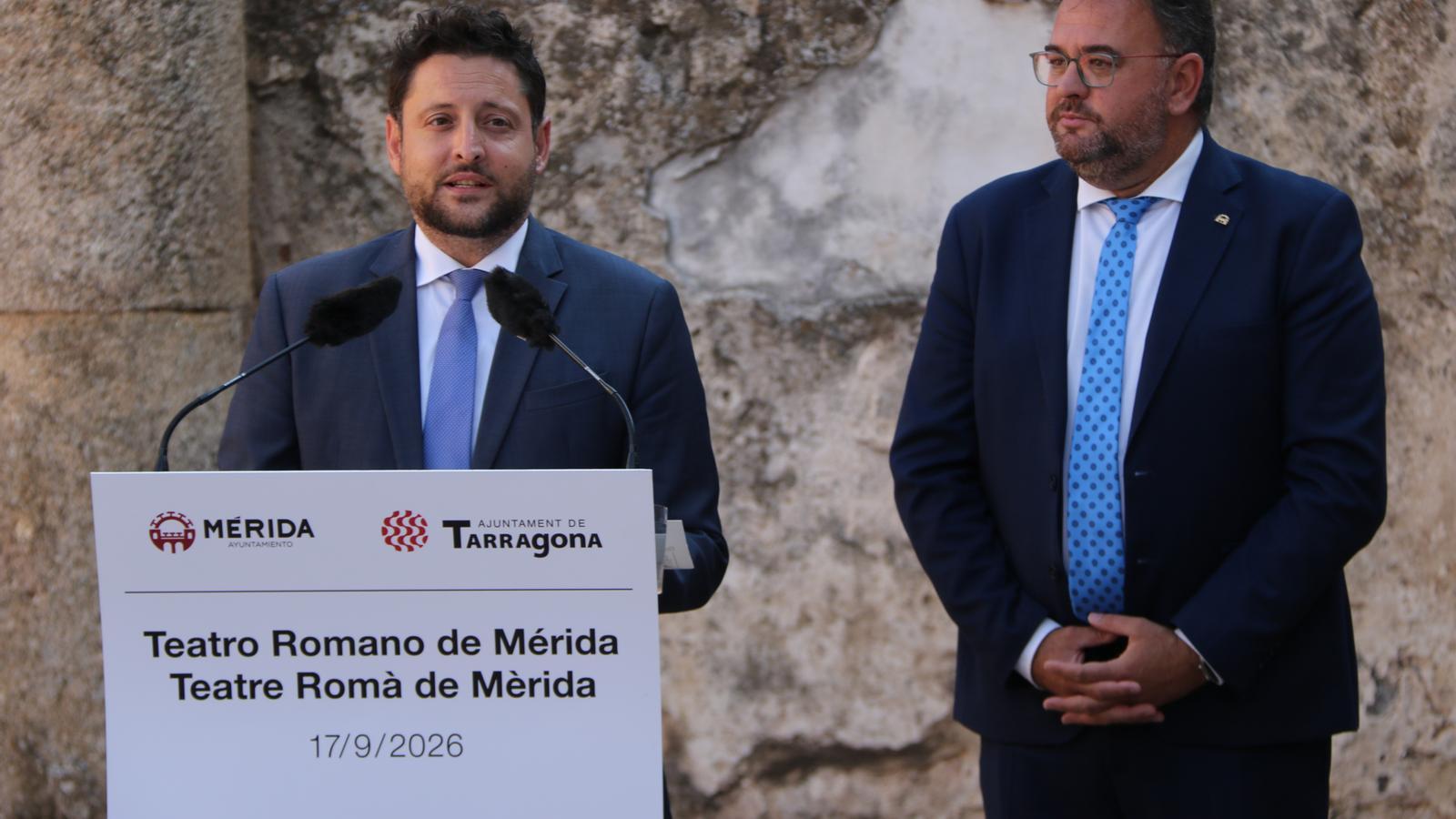 The mayor of Tarragona, Ruben Viñuales, and the mayor of Mérida, Antonio Rodríguez, this Thursday during the signing of the agreement between the Roman theaters of both cities.