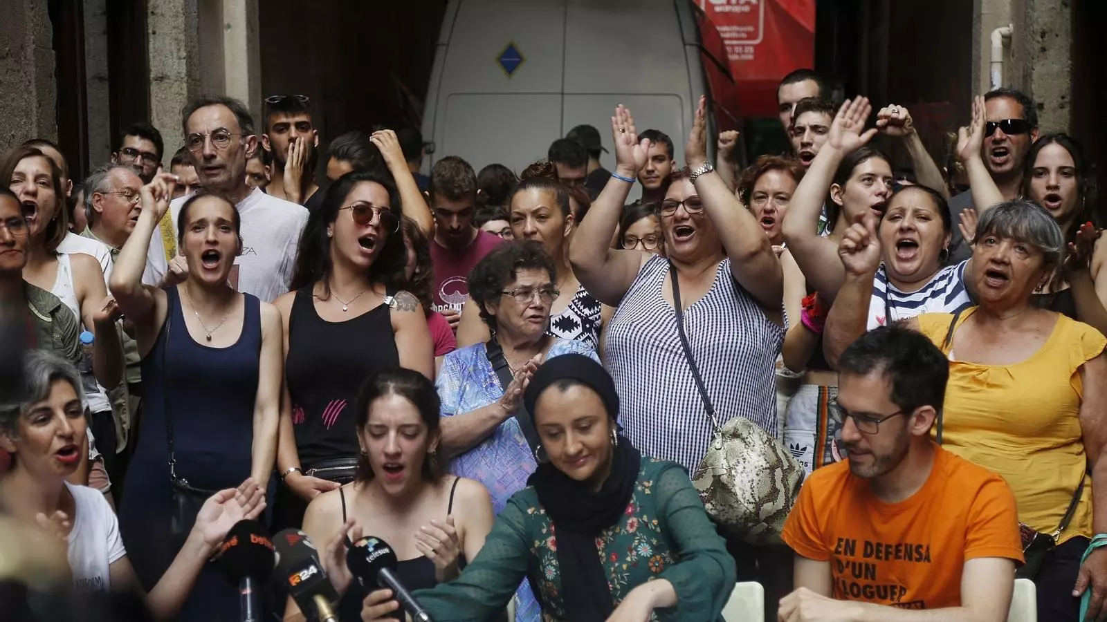La roda de premsa veïnal, aquest dilluns, davant de l'immoble
