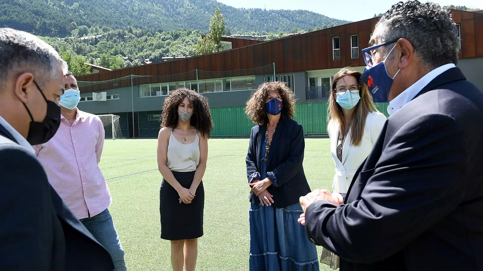 La ministra de Cultura i Esports, Sílvia Riva, amb els representants de la Federació Francesa de Rugbi i de la Lliga Occitània de Rugbi.