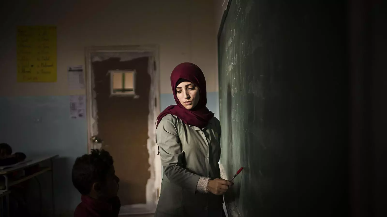 Alguns nens sirians refugiats assistint a un segon torn de classes als afores D’Arsal, la localitat al nord-est del Líban on hi ha camps de refugiats.