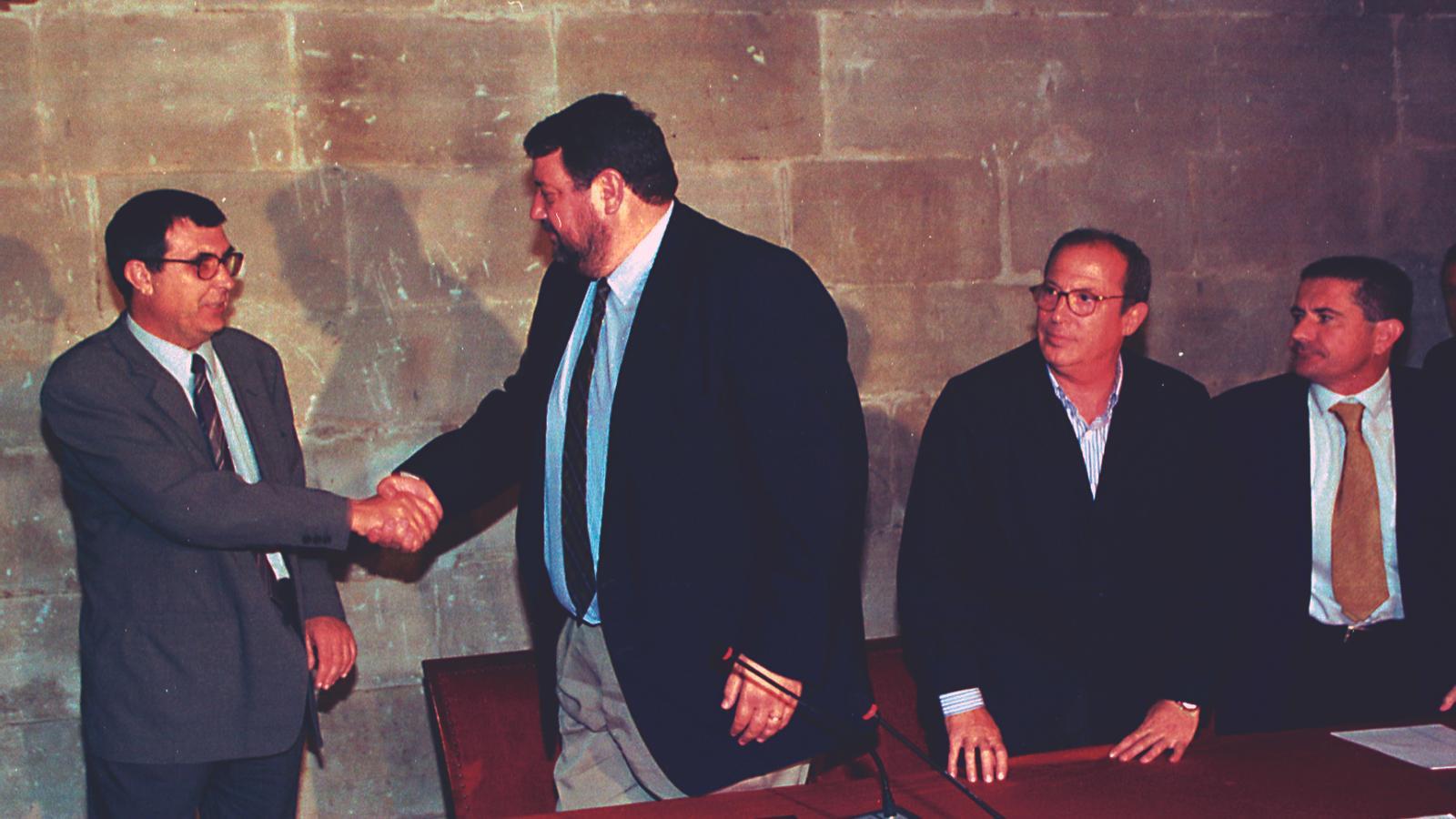 Alomar saluda al entonces presidente hotelero Pere Cañellas, gran opositor de la ecotasa.