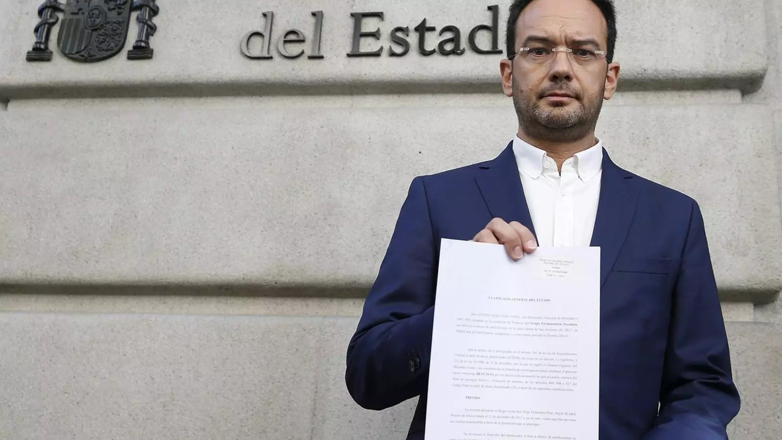 El portaveu del PSOE al Congrés, Antonio Hernando, ahir, davant de la Fiscalia General de l’Estat.