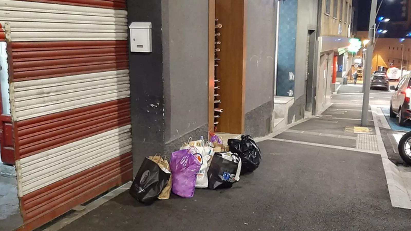 Queixa per la brossa que hi ha davant dels portals a Escaldes.
