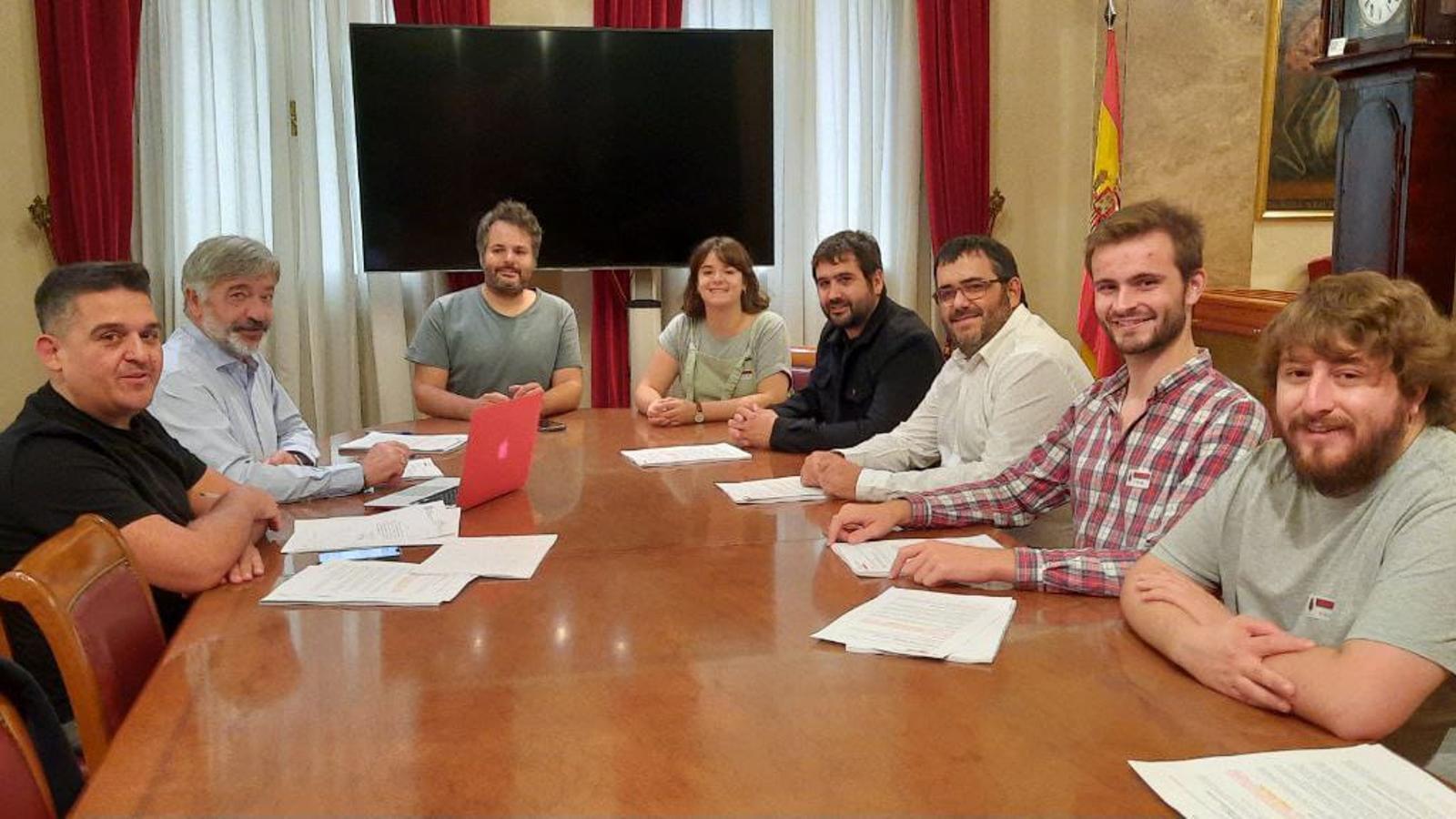 El senador de MÉS per Mallorca, Vicenç Vidal, reunit amb altres parlamentaris abans del debat sobre Llei de Memòria Democràtica.