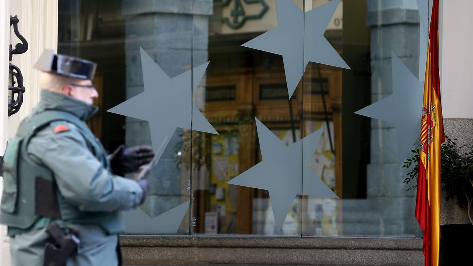 El jutge va ordenar ahir la recerca de documentació en tres seus de la Comunitat de Madrid.