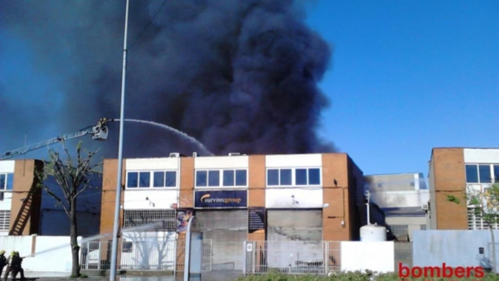 Crema una nau de conglomerat del polígon industrial Pedrosa de l'Hospitalet de Llobregat / ACN