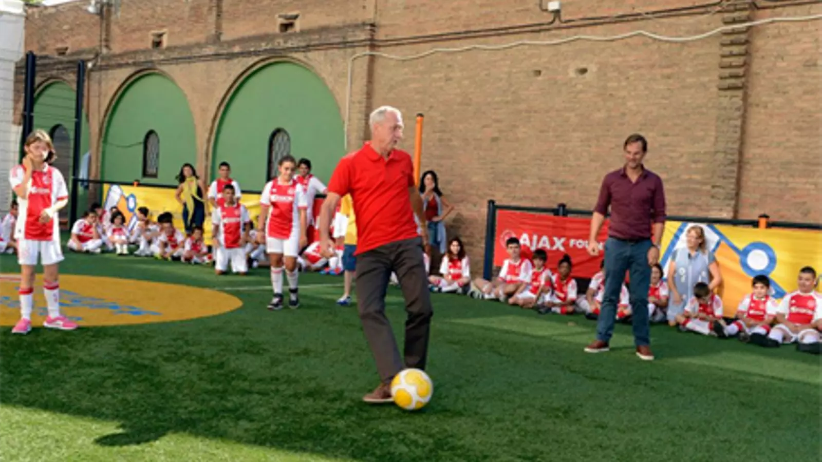Cruyff, en un acte de presentació d'un camp de futbol de la seva Fundació