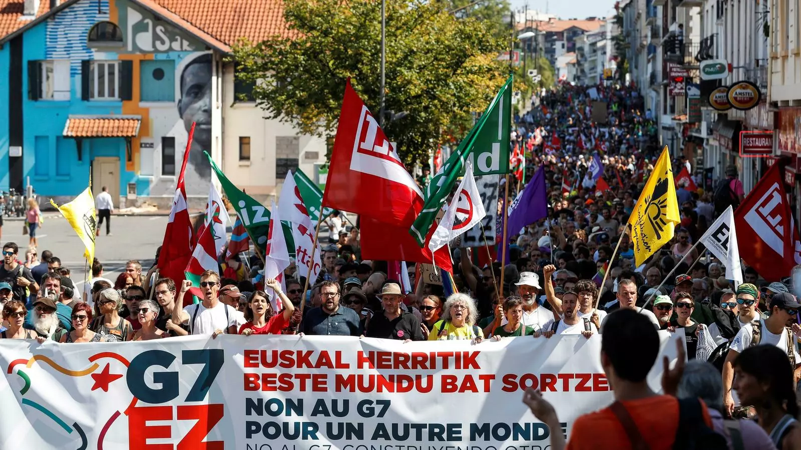 La manifestació contra el G-7 ha recorregut tres kilòmetres entre Hendaia i Irún.