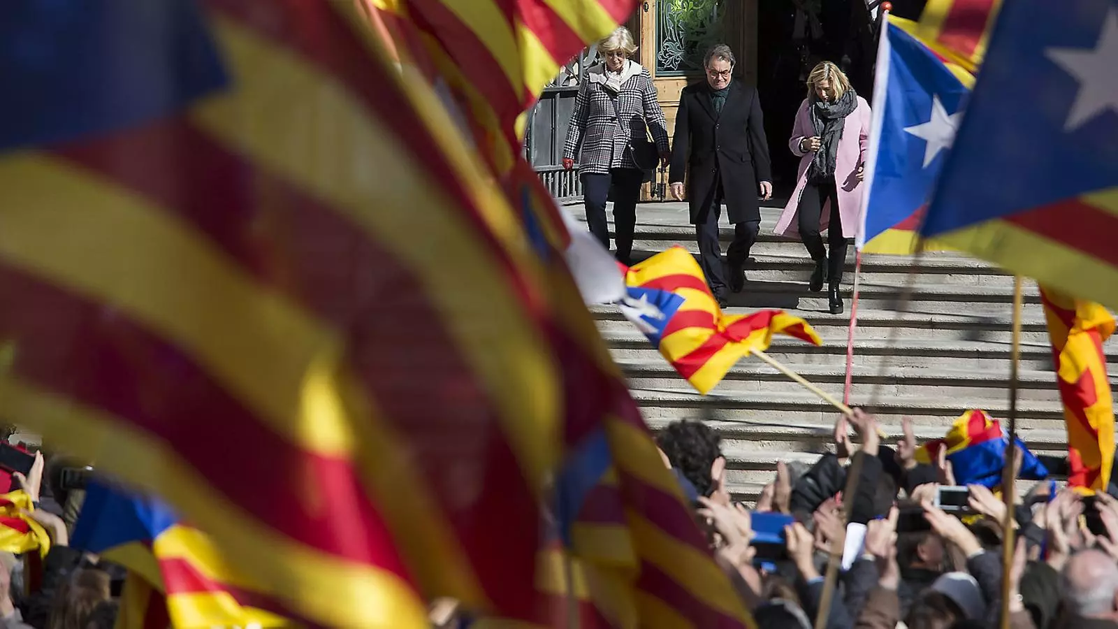 Irene Rigau, Artur Mas i Joana Ortega, tres dels encausats pel 9-N, el dia que van declarar al TSJC, el 6 de febrer.