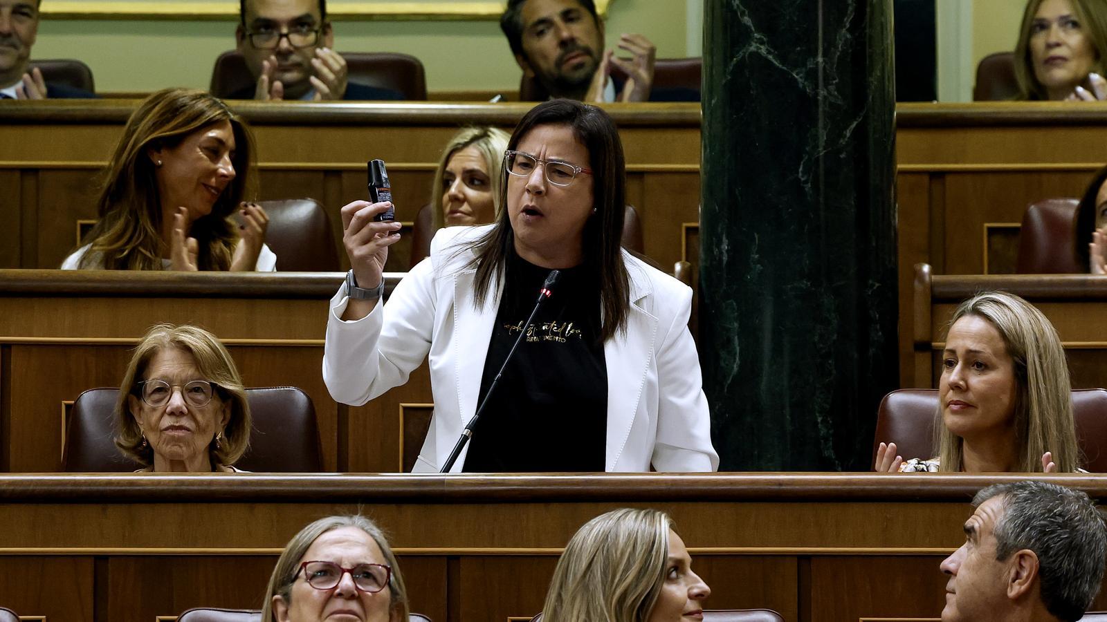 The PP deputy Ana Belén Vázquez with the pepper spray canister