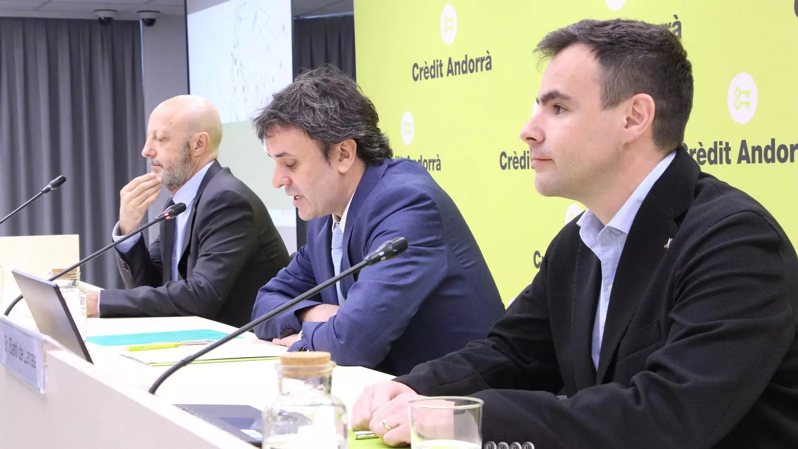 El director de l'Àrea de Negoci Bancari Andorra de Crèdit Andorrà, Martí Alfonso, el director de l'Àrea d'Inversions, Innovació i Transformació Digital de Crèdit Andorrà, Eduard Galceran, i el responsable d'Innovació i Transformació Digital de Crèdit Andorrà, Sant De Larrea, durant la roda de premsa d'aquest dijous.