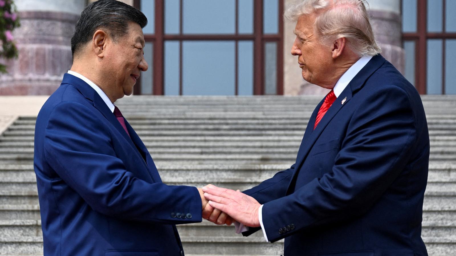 El presidente de los Estados Unidos, Donald Trump saluda al presidente de la República Popular de China, Xi Jinping, el 14 de mayo de 2026 en Pekín, China.