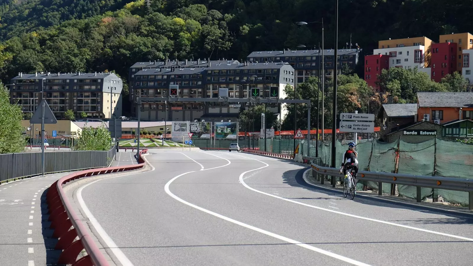 Una cicloturista circula per l'avinguda Salou. / Arxiu ANA