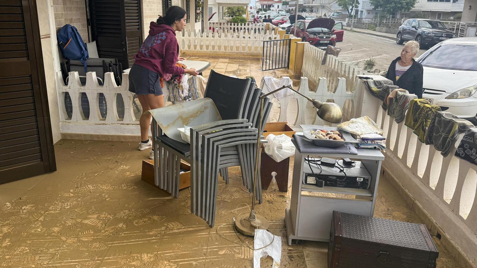 Vecinos de Oliva con los muebles y electrodomésticos dañados por las lluvias.