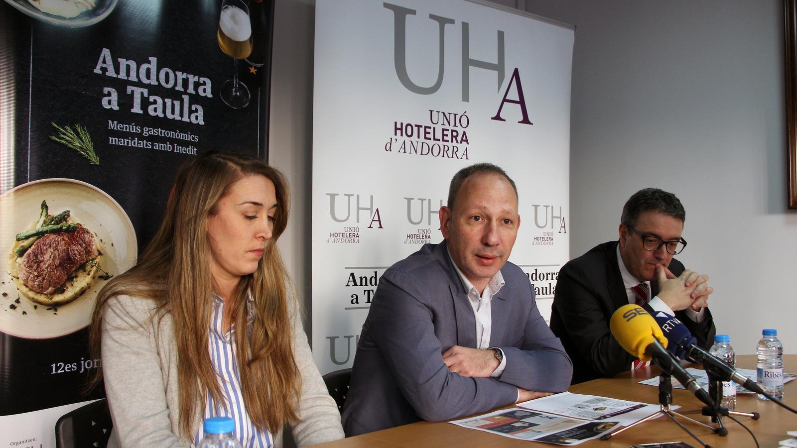 La directora de la UHA, la Sarah-Jane Giménez, el president de la UHA, Carles Ramos, i el tresorer Manel Ara, fan balanç de l'Andorra a Taula. / C. G.