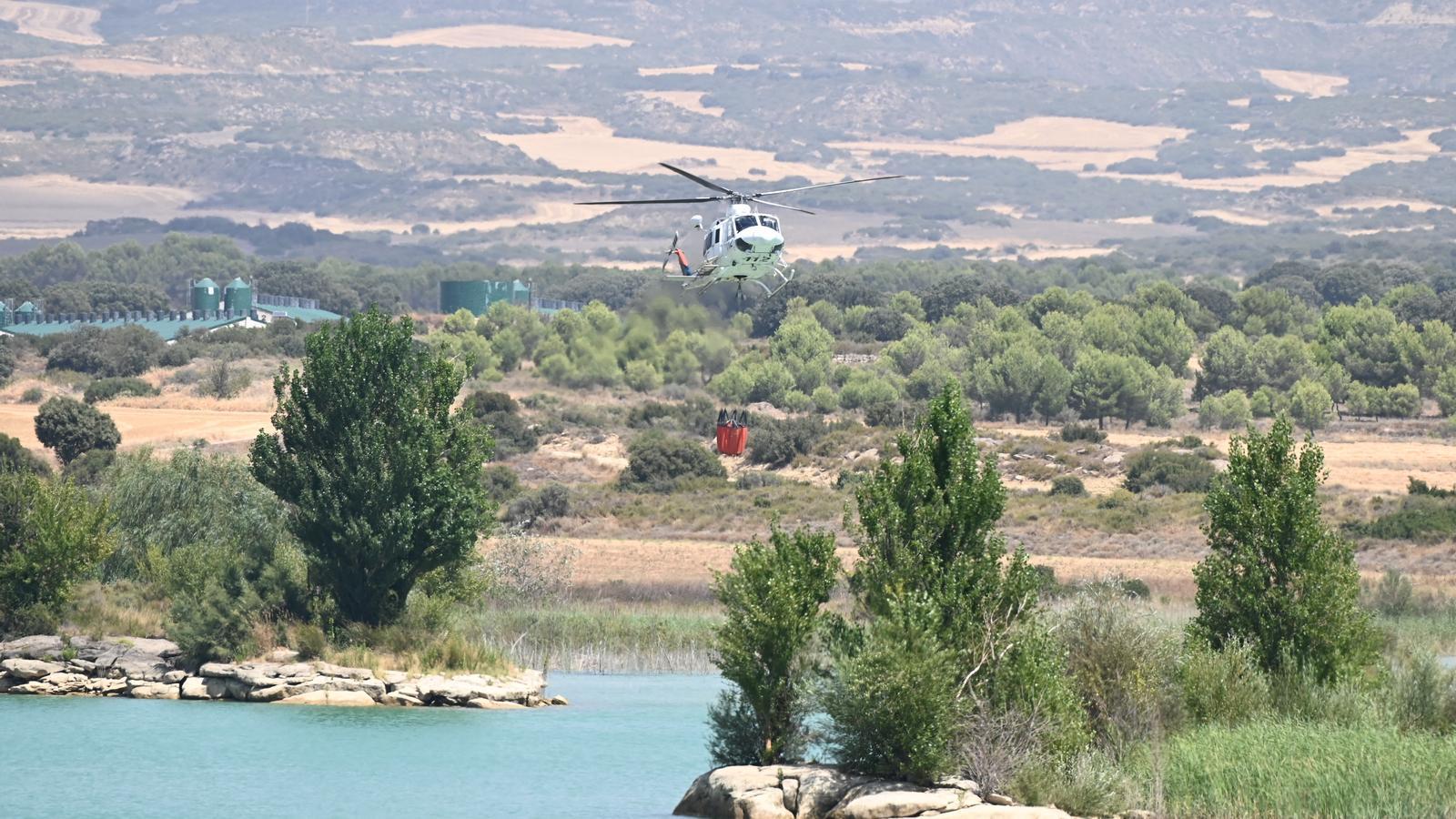 A helicopter works on extinguishing the fire in Zaragoza.