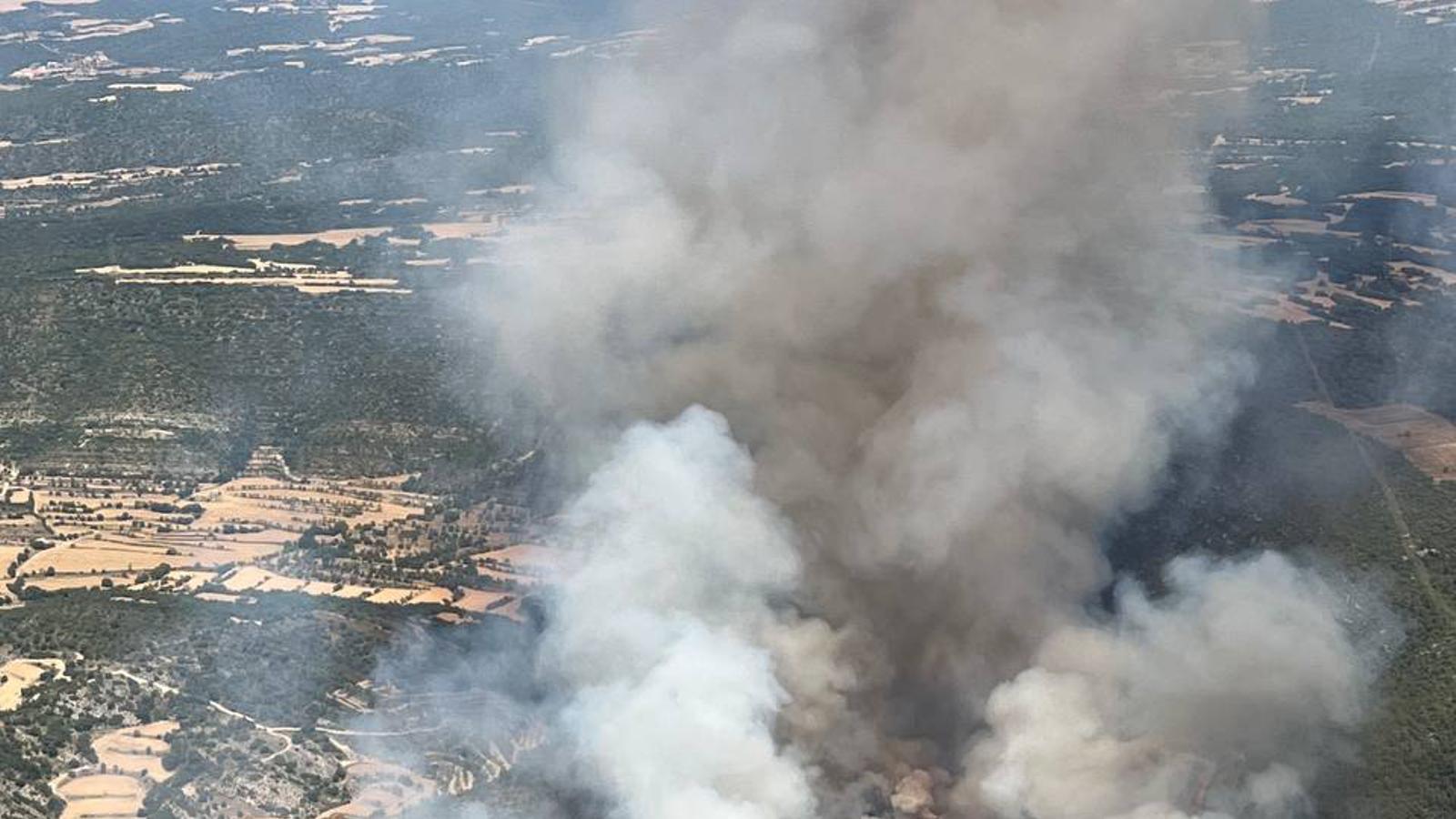 Columna de humo el incendio agrícola y forestal de Sanaüja, en la Segarra.