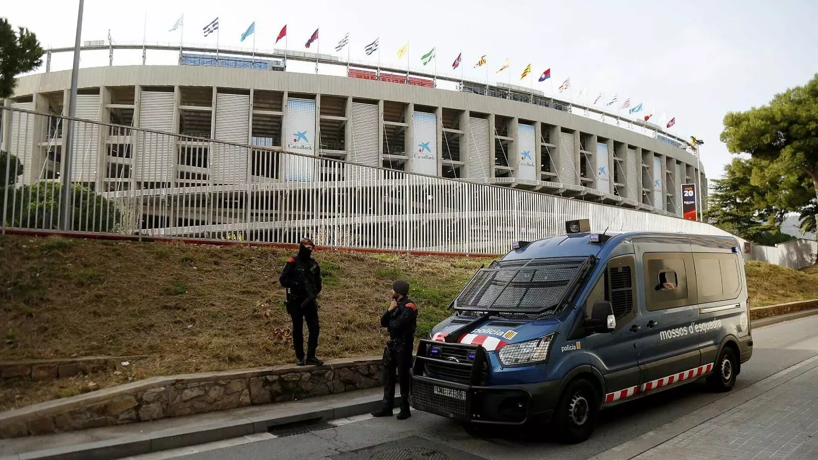 Mossos d'esquadra als voltants del Camp Nou al migdia