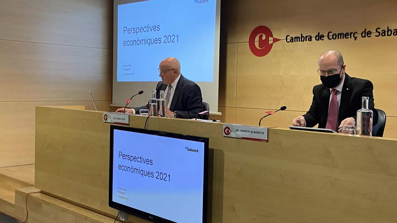 Josep Oliu durante la conferencia con el presidente de la Cámara, Ramon Alberich.