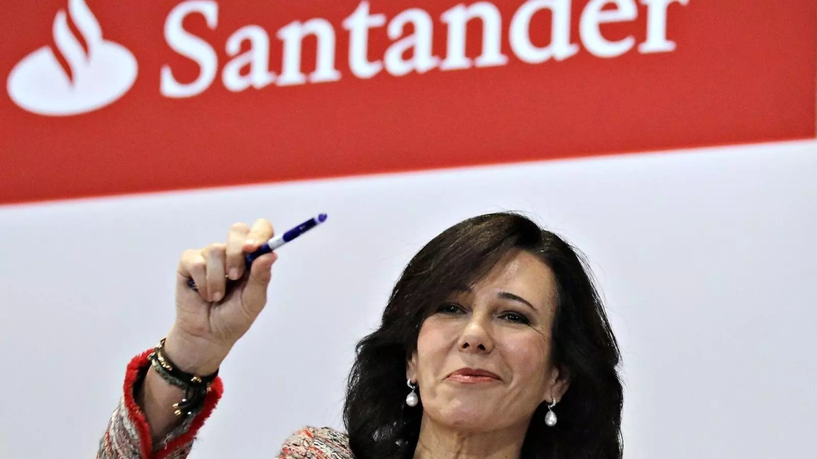 Ana Botín s’estrenava ahir en una presentació de resultats. La presidenta del Santander ha fet que el blanc guanyi terreny al vermell en el disseny corporatiu.