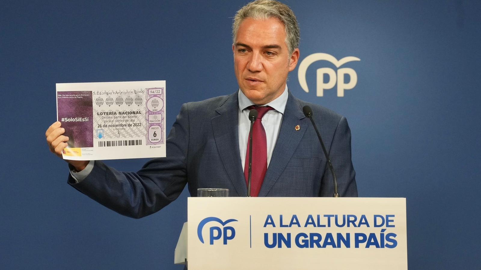 The general coordinator of the PP, Elías Bendodo, with a copy of the tenth of the 'only yes is yes' in hand.