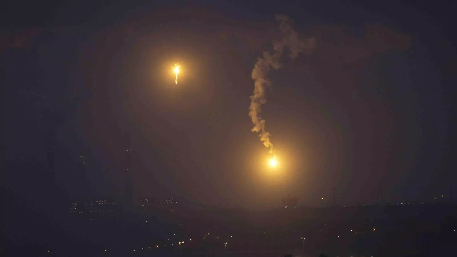 Salves de l'exèrcit israelià sobre Gaza aquest dijous. REUTERS