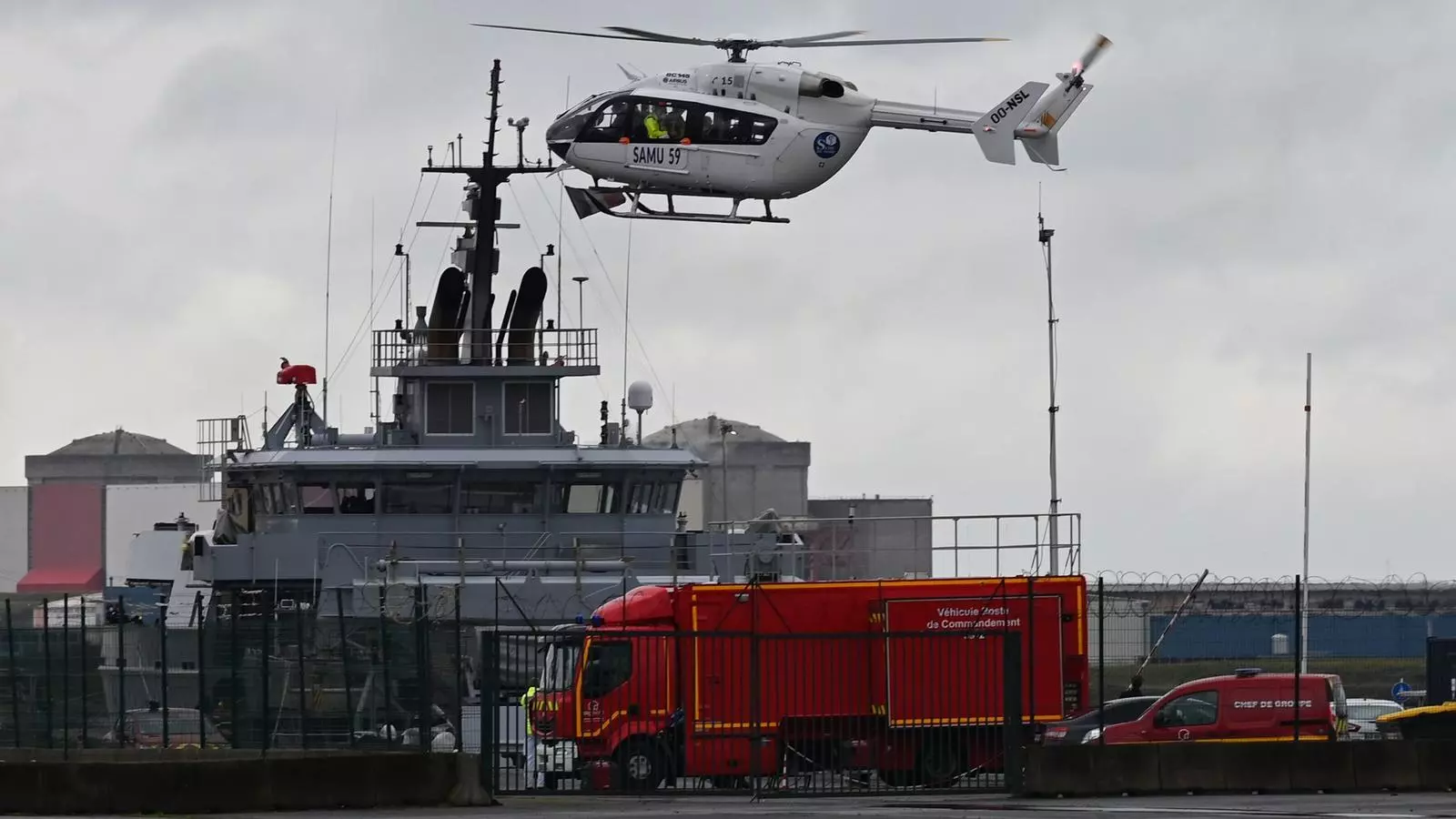 Un dels helicòpters que han participat en l'operació de rescat, al port de Dunquerque, França