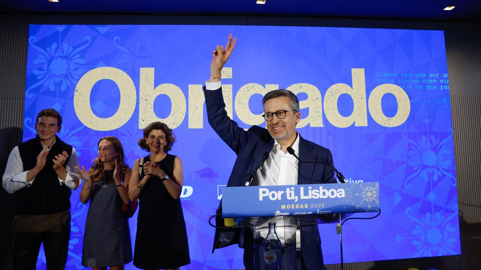 Carlos Moedas, the candidate of the PSD/IL/CDS coalition, celebrates his victory in Lisbon.