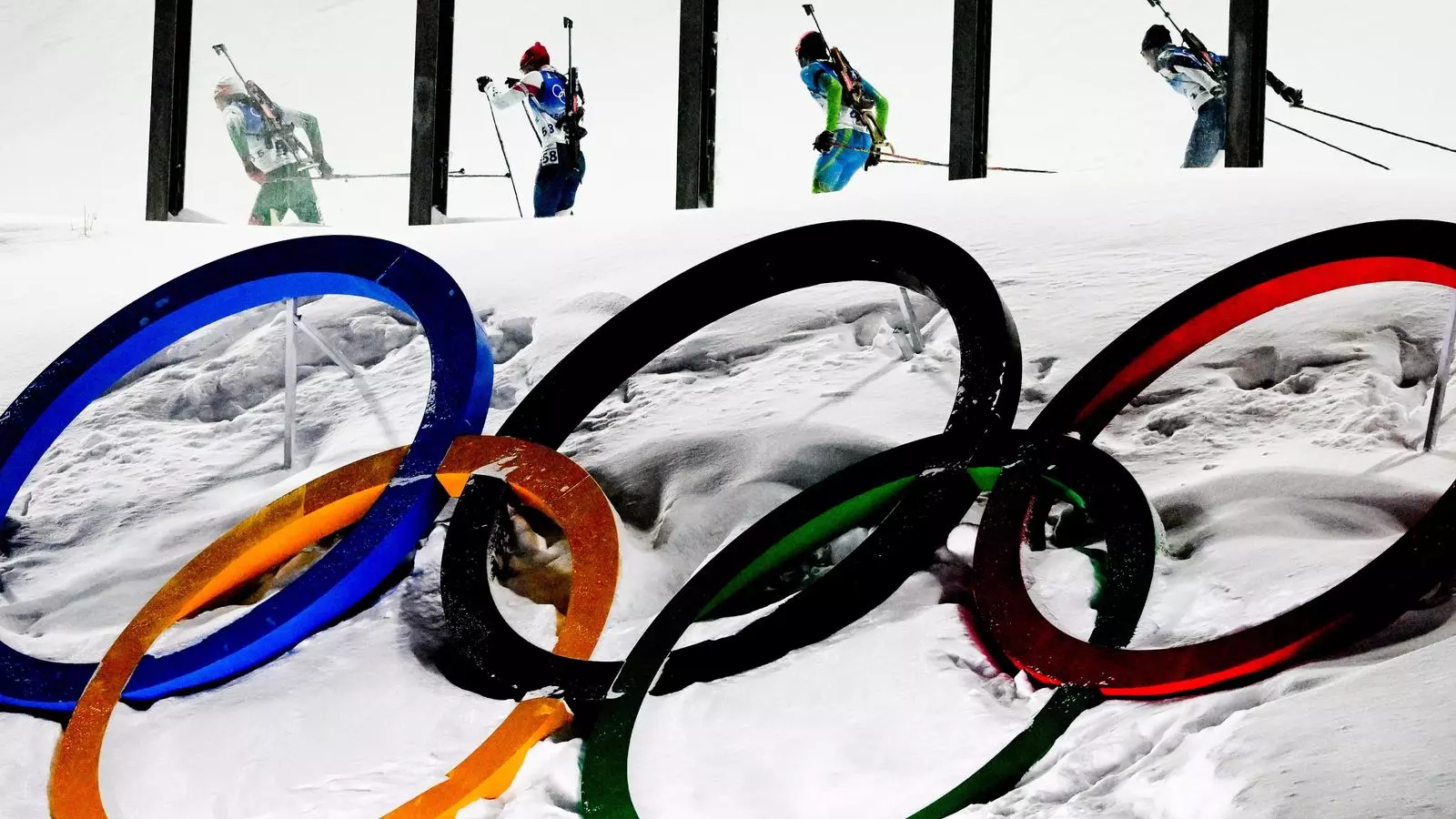 Els competidors en la prova de biatló masculí durant els Jocs d'Hivern de Pequín.