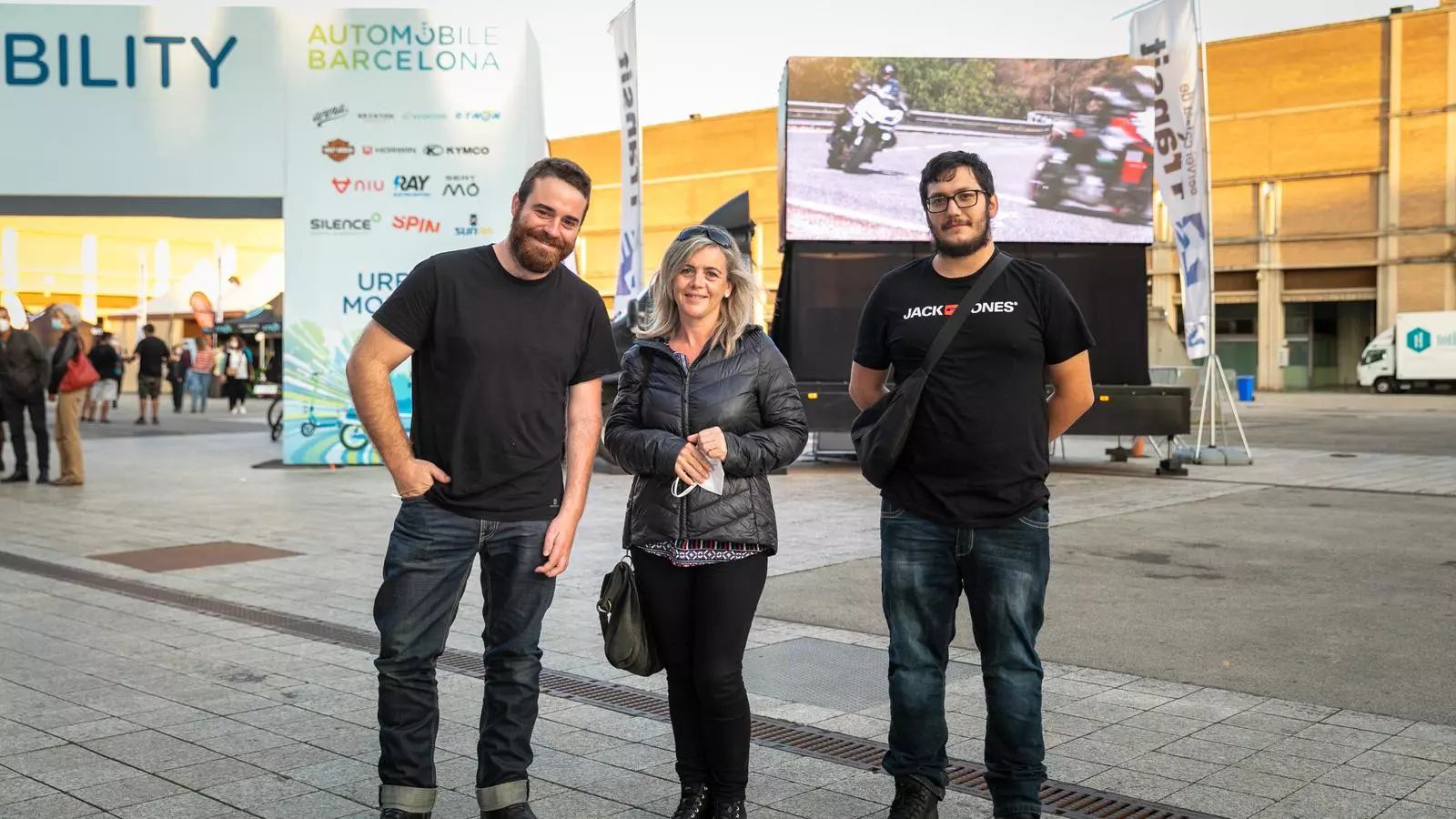 En Nils, a l'esquerra de la imatge, en la seva visita a l'Automobile Barcelona
