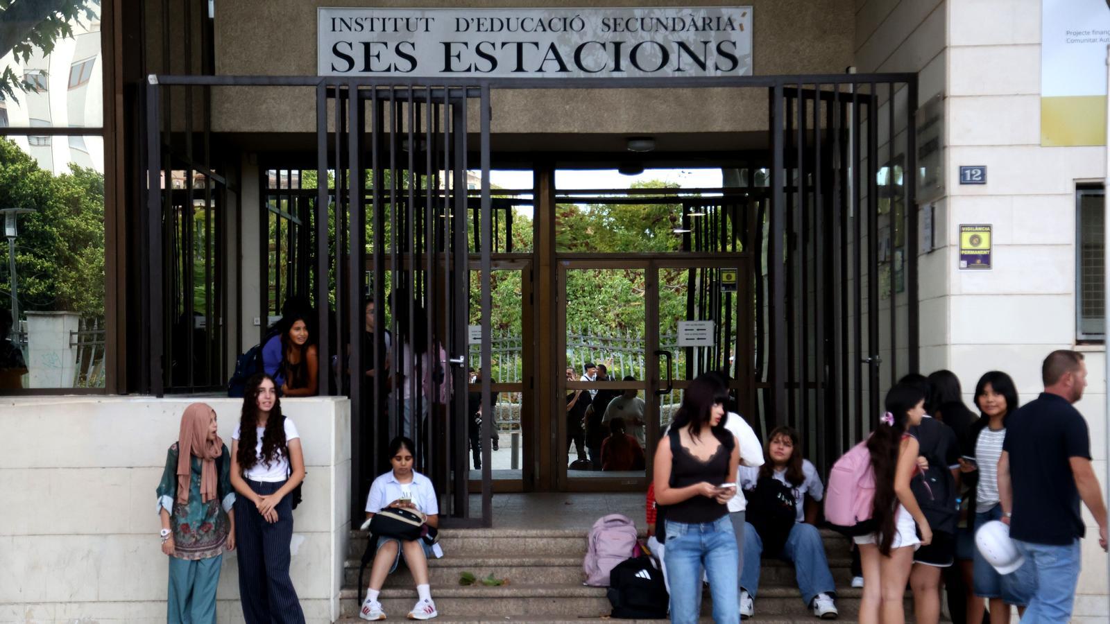 Façana de l'IES Ses Estacions, a Palma.