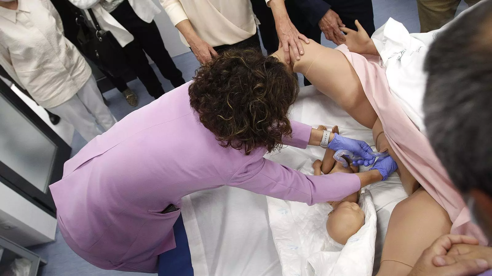 Maria Jesús Montero en el moment d'atendre un part simulat a Son Espases