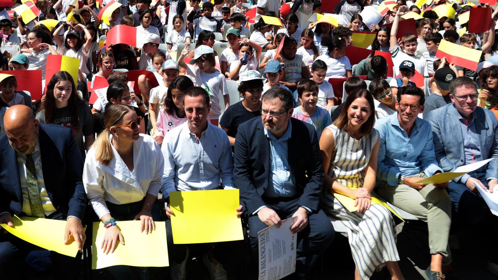 La presidenta del Govern, Marga Prohens; el president del Consell, Llorenç Galmés i el president de l'OCB, Antoni Llabrés al pati de la Misericòrdia