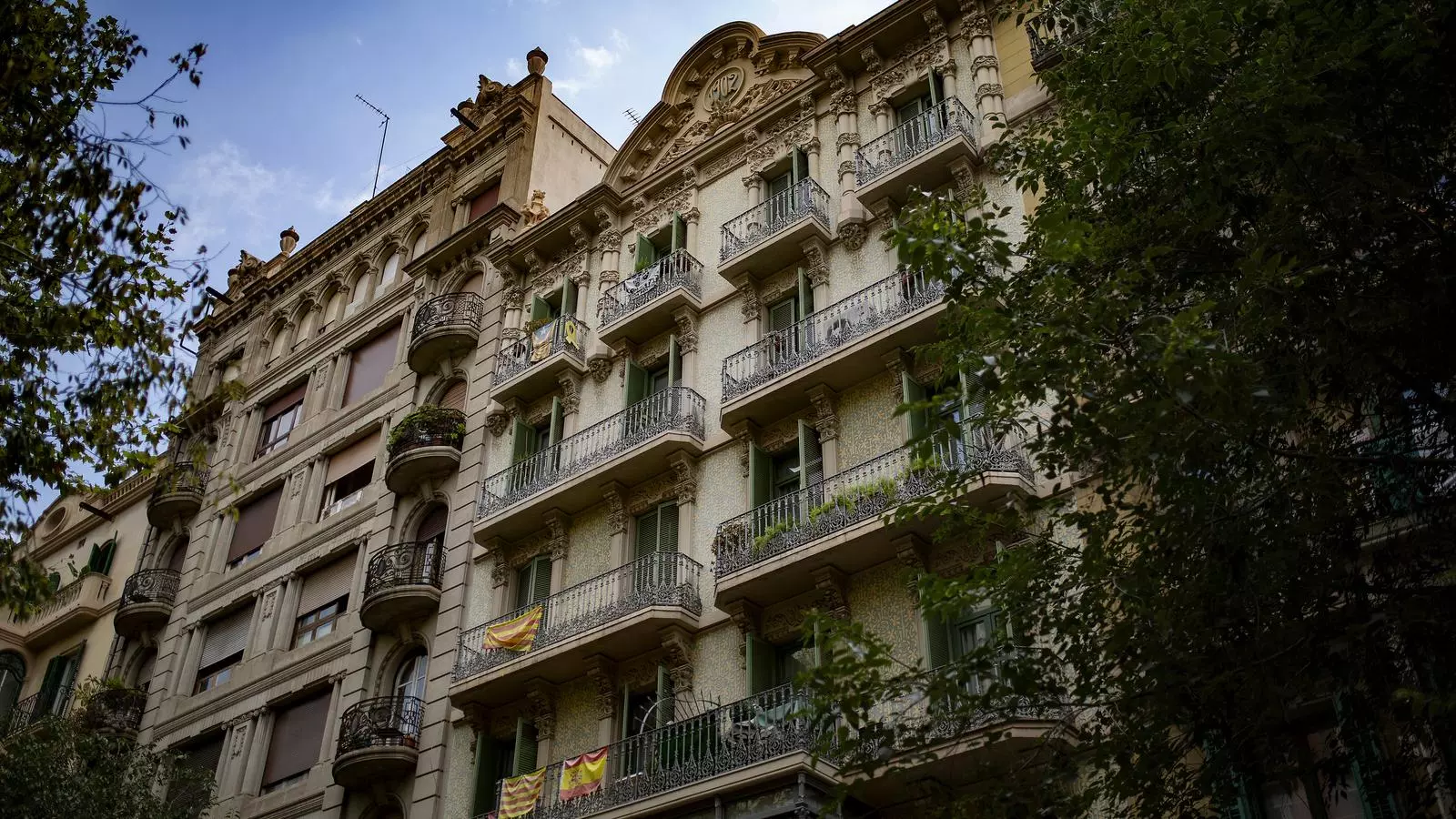 Façana de la finca del carrer Consell de Cent