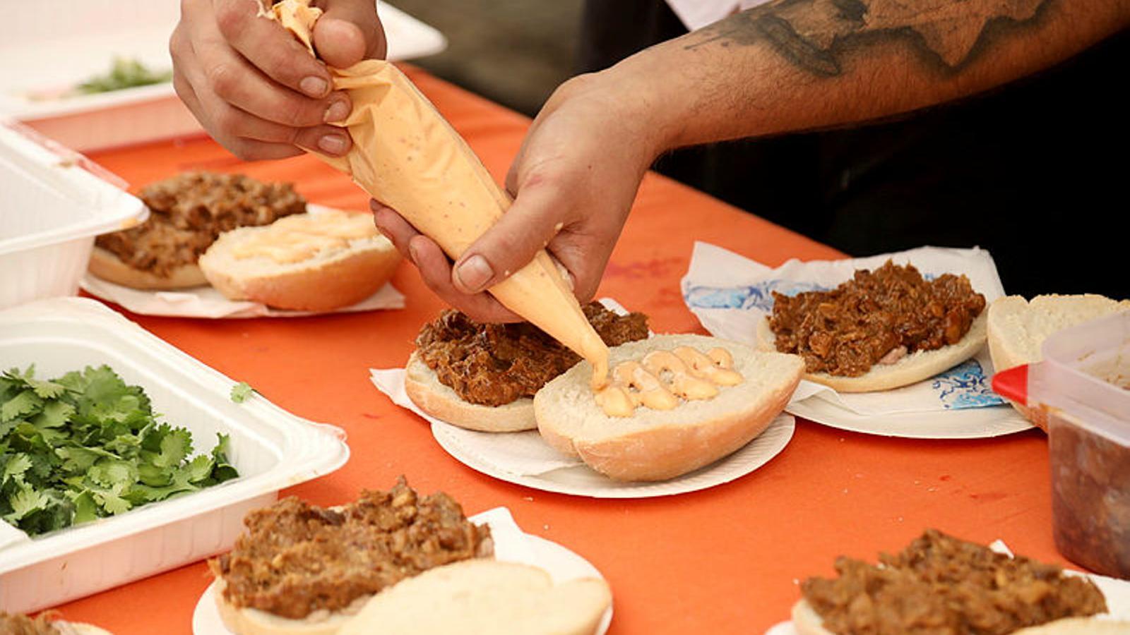 Preparació d'un llongeut durant la fira