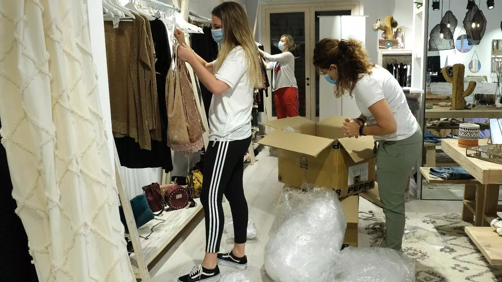 Treballadores d'un comerç de Palma posen a punt la seva tenda per obrir a la fase 1