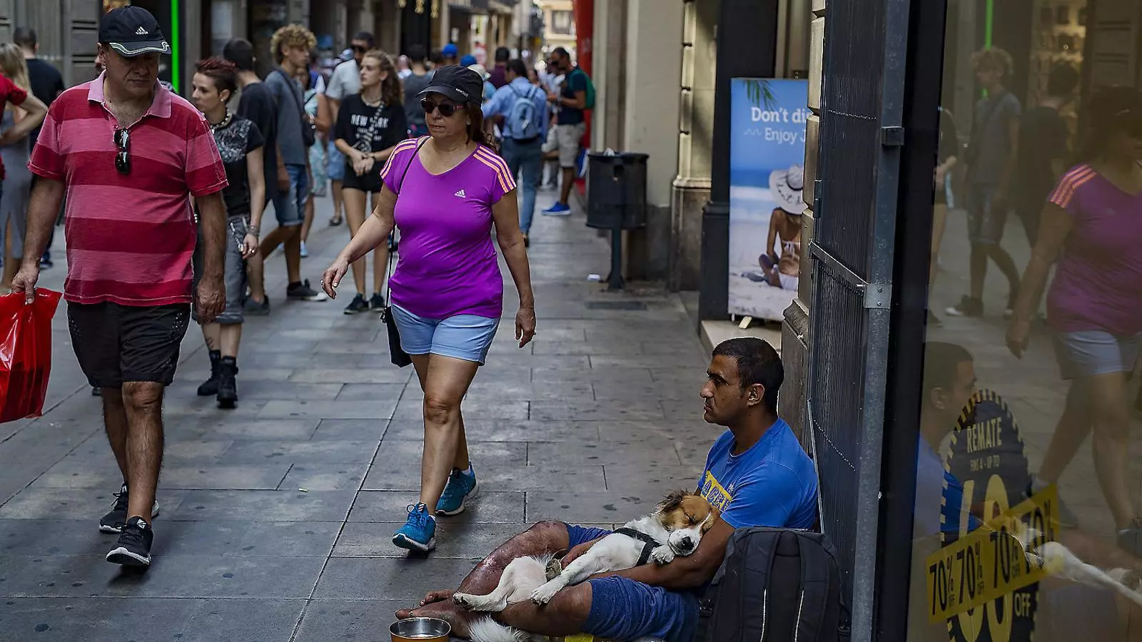 Un home sense llar demana almoina a Barcelona, en una imatge d’arxiu.