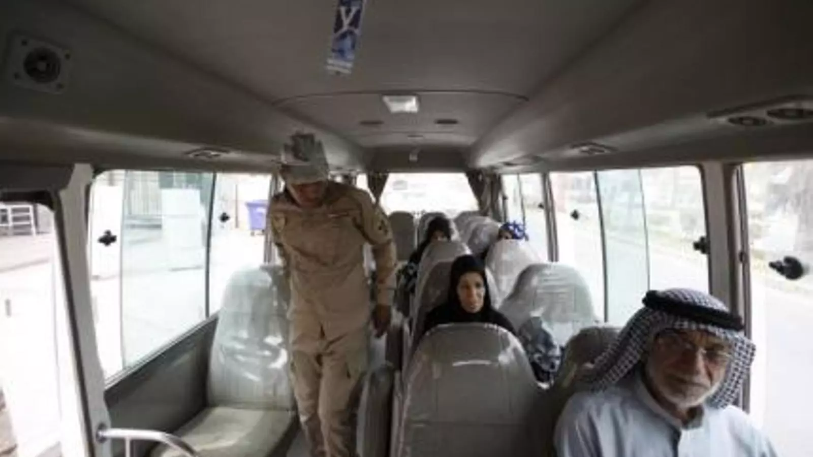 Un oficial iraquià revisa un autobús en un control a Bagdad AHMED SAAD / REUTERS