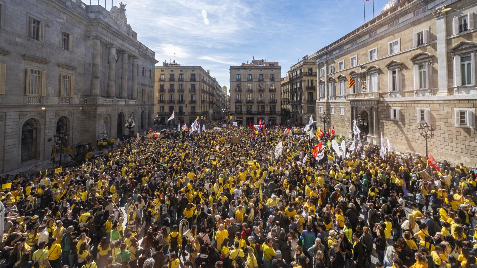 The demonstration has ended in Sant Jaume Square, in Barcelona